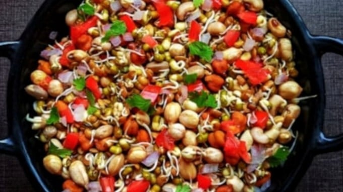 <strong>ફણગાવેલા મૂંગ ચાટ:</strong> વિટામિન, પ્રોટીન અને એન્ટીઑકિસડન્ટોથી ભરપૂર, આ તીખી ચાટ પોષક તત્વોથી ભરપૂર નાસ્તાનો વિકલ્પ છે. (તસવીર : સોશિયલ મીડિયા)