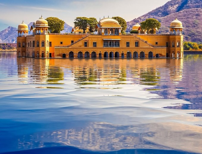 <strong>Jaipur Trip : જયપુર પ્રવાસ</strong><br>રાજસ્થાનનું પાટનગર જયપુર જોવાલાયક સ્થળ છે. ગુલાબી પથ્થરથી બનેલી ઐતિહાસિક ઇમારતોના કારણે જયપુરને પિંક સિટી કહેવામાં આવે છે. જયપુરની સ્થાપના રાજા જયસિંહ દ્વારા કરવામાં આવી હતી. જયપુરમાં આમેર કિલ્લો, હવા મહેલ, જયગઢ, નાહરગઢ, જંતર મંતર, સિટી પેલેસ, આલ્બેર હોલ મ્યુઝિયમ સહિત ઘણી ઐતિહાસિક ઇમારતો જોવાલાયક છે. જયપુરમાં દિવાળીની ધામધૂમથી ઉજવણી કરવામાં આવે છે. જયપુરથી નજીક આવેલા રણથંભોર કિલ્લો અને અભ્યારણની પણ મુલાકાત લઇ શકાય છે. (Photo: Rajasthan Tourism)