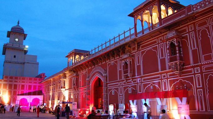 <strong>Jaipur Trip : જયપુર</strong><br>રાજસ્થાનનું જયપુર પિંક સિટી નામે દુનિયાભરમાં પ્રખ્યાત છે. આમેર કિલ્લો, હવા મહેલ, જયગઢ, નાહરગઢ, જંતર મંતર, સિટી પેલેસ, આલ્બેર હોલ મ્યુઝિયમ સહિત ઘણી ઐતિહાસિક ઇમારતો જોઇ પ્રવાસીઓ આશ્ચર્યચકિત થાય છે. (Photo: Rajasthan Tourism)