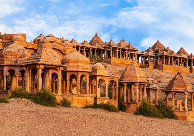 <strong>Jaisalmer Trip : જેસલમેર પ્રવાસ</strong><br>જેસલમેર એટલે રાજસ્થાનના રણમાં સોનેરી પથ્થરથી ચમકતી ગોલ્ડન સિટી. જેસલમેરની ઐતિહાસિક ઇમારતો પીળી રેતીના પથ્થરમાંથી બનેલી છે. આથી જ્યારે આ પથ્થરો પર સૂર્ય પ્રકાશ પડે છે ત્યારે તે સોના જેમ ચમકે છે. શિયાળીની કડકડતી ઠંડીમાં જેસલમેરના રણમાં નાઇટ કેમ્પની જમા માણવા લાયક હોય છે. જેસલમેરના જોવાલાયક સ્થળોમાં જેસલમેર કિલ્લો, નથમલ જી કી હવેલી, જેસલમેર ડેઝર્ટ નેશનલ પાર્ક, જેસલમેર મંદિર પેલેસ સહિત ઘણા ઐતિહાસિક ઇમારતો જોઇ પ્રવાસીઓ આશ્ચર્યચકિત થાય છે. જેસલમેરથી 36 કિમી દૂર ભૂતિયા ગામ નામ પ્રખ્યાત કુલધરા પણ ઘણા લોકો જોવા જાય છે. (Photo: Rajasthan Tourism)