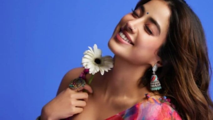 હવે તે તેની રોમેન્ટિક કોમેડી ફિલ્મ 'પરમ સુંદરી'ના કારણે ચર્ચામાં અને આ સમય દરમિયાન તે એવા આઉટફિટ્સ પસંદ કરી રહી છે જેમાં તે ખરેખર પરમ સુંદરી જેવી દેખાય છે. (janhvikapoor/Insta)