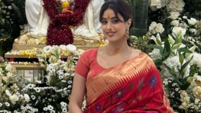 ગણેશ પૂજા પર જાહ્નવી પણ લાલ સાડીમાં જોવા મળી હતી, આ સાથે તેણે મરાઠી નથ પહેરી હતી અને તે ખૂબ જ સુંદર દેખાતી હતી. (janhvikapoor/Insta)