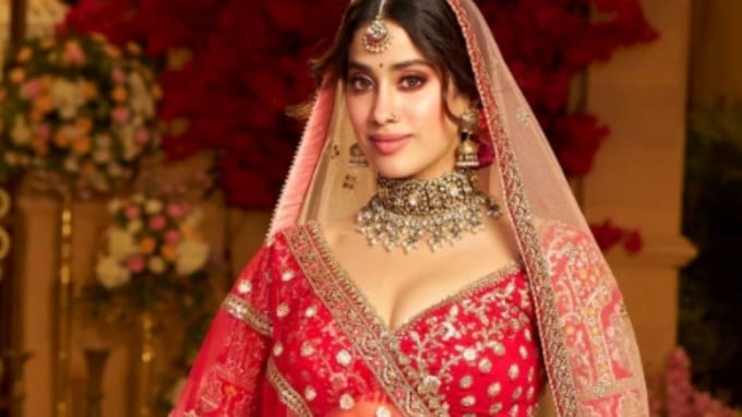 હાલમાં જાહ્નવીએ લાલ અને સોનેરી રંગનો લહેંગા પહેર્યો હતો, જેના ફોટા તેણે ઇન્સ્ટાગ્રામ પર શેર કર્યા હતા. જેમાં તે ખૂબ જ સુંદર લાગી રહી છે. (janhvikapoor/Insta)