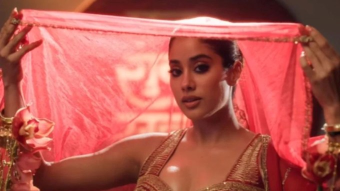 તેના માથા પર પલ્લુ રાખ્યો હતો અને તેના ચાહકો આ લુકના દિવાના હતા. જાહ્નવીની સુંદરતા જોઈને બધા તેના દિવાના થઈ જાય છે. (janhvikapoor/Insta)