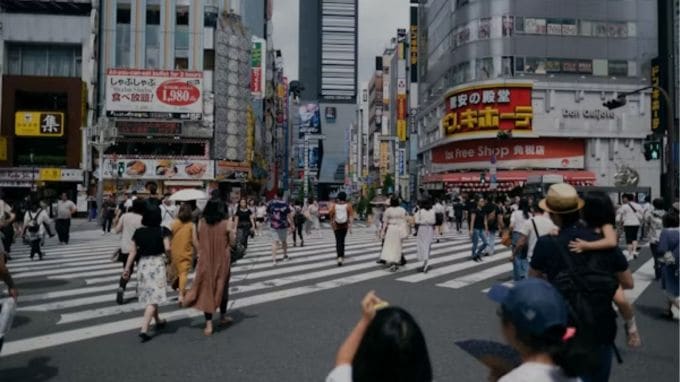 અરજી કેવી રીતે કરવી<br>બધા જરૂરી દસ્તાવેજો એકત્રિત કરો.<br>તમારા વિઝા સમાપ્ત થાય તે પહેલાં નજીકના ઇમિગ્રેશન બ્યુરોમાં અરજી સબમિટ કરો.<br>રેવન્યુ સ્ટેમ્પ સાથે 8,000 યેન (આશરે રૂ. 4,789) ની અરજી ફી ચૂકવો.<br>અરજીમાં 4 થી 8 મહિના લાગી શકે છે (કેટલીકવાર તેમાં વધુ કે ઓછો સમય લાગી શકે છે).<br>મંજૂરી મળ્યા પછી, વોર્ડ ઓફિસ/મ્યુનિસિપાલિટી ઓફિસમાંથી તમારા જૂના રહેઠાણ કાર્ડને નવા કાર્ડથી બદલો.<br>પીઆર જાળવવા માટે, તમારે દર વર્ષે ઓછામાં ઓછા 6 મહિના (12 મહિનાના સમયગાળામાં) જાપાનમાં રહેવું આવશ્યક છે.(photo-unsplash)