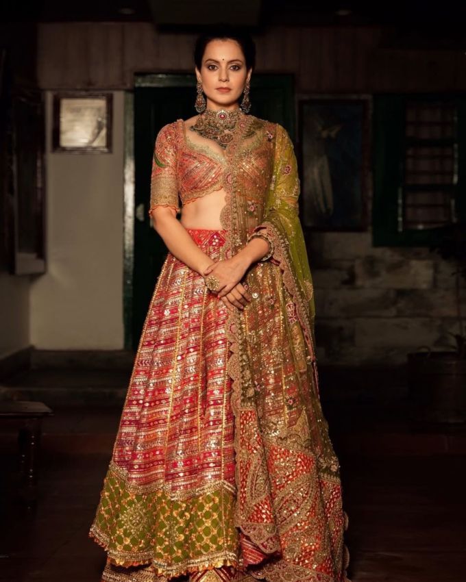 <strong>ડીપ નેક બ્લાઉઝ ડિઝાઇન</strong> : ગરબા-દાંડિયા રાત્રે, તમે પણ અભિનેત્રી કંગના રનૌતની જેમ આ ડીપ નેક ચોલી ટ્રાય કરી શકો છો, જે ગરબા નાઈટ માટે યોગ્ય છે. આ પહેરવાથી તમે અલગ અને અનોખા દેખાશો અને દરેક વ્યક્તિ તમારી પાસે આવશે અને તમારા દરજીનું એડ્રેસ પૂછશે.