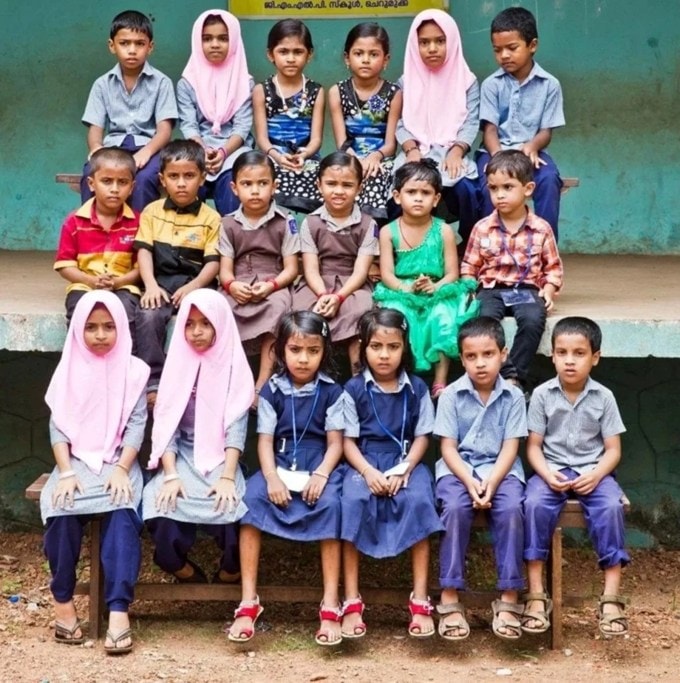 <strong>જ્યારે ગામલોકોને ખબર પડી</strong><br>લાંબા સમય સુધી ગામલોકોએ આ અનોખી ઘટનાને ગંભીરતાથી લીધી ન હતી. પરંતુ થોડા વર્ષો પહેલા જ્યારે બે જોડિયા બહેનો સમીરા અને ફેમિનાને તેમના શાળાના કાર્યકાળ દરમિયાન ખબર પડી કે તેમના વર્ગ અને શાળામાં ઘણા જોડિયા બાળકો છે, ત્યારે ગામલોકો સતર્ક થઈ ગયા. આ પછી આ સમાચાર ધીમે-ધીમે બહાર ફેલાઈ ગયા અને વિશ્વનું ધ્યાન આ ગામ તરફ ગયું. (Photo Source: Nischay Koushal/Facebook)