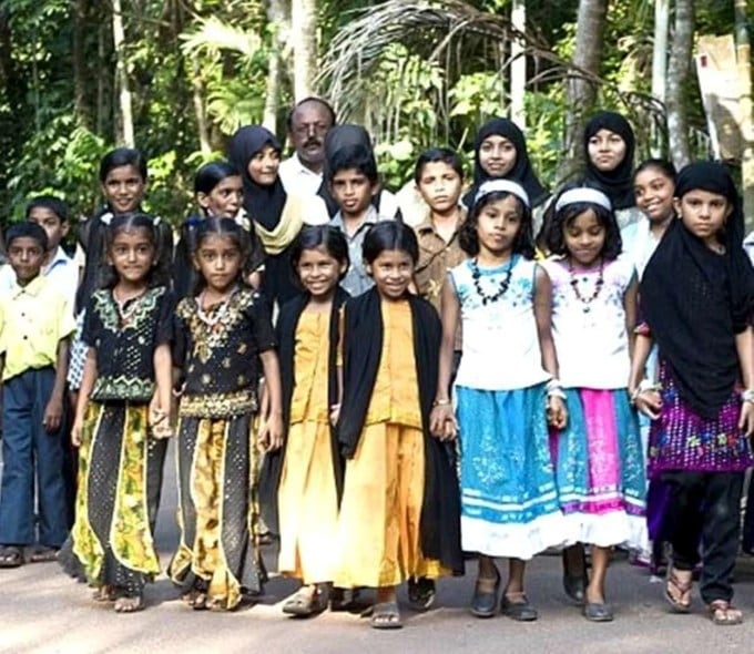 <strong>આ રહસ્ય વૈજ્ઞાનિકો પણ ઉકેલી શક્યા નથી</strong><br>વૈજ્ઞાનિકો પણ આટલી મોટી સંખ્યામાં જોડિયા બાળકો જોઈને આશ્ચર્યચકિત થાય છે. કોડિન્હી ગામની આ અનોખી ઘટનાને સમજવા માટે ભારત, જર્મની અને લંડનના વૈજ્ઞાનિકોની એક ટીમ 2016 માં અહીં આવી હતી. તેઓએ ગામલોકોના ડીએનએ, વાળ અને લાળના નમૂના લઈને સંશોધન કર્યું હતું, પરંતુ અત્યાર સુધી કોઈ નક્કર કારણ મળ્યું નથી. (Photo Source: Nischay Koushal/Facebook)