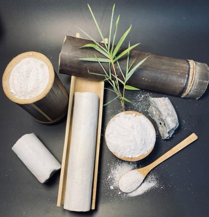 <strong>Korean Bamboo Salt : કોરિયન બાંબુ સોલ્ટની વિશેષતા</strong><br>શેકતી વખતે, વાંસની નળીમાંથી નીકળતા ખનિજો મીઠામાં શોષાઈ જાય છે. એટલું જ નહીં, સતત શેકવાથી, મીઠું પહેલા ઓગળે છે અને પછી ફરીથી ઘન બને છે. આ જ કારણ છે કે તેનો રંગ, રચના અને સ્વાદ સંપૂર્ણપણે અલગ હોય છે. આ મુશ્કેલ અને કપરી પ્રક્રિયા આ મીઠાને વિશ્વનું સૌથી મોંઘુ મીઠું બનાવે છે. (Photo: Social Media)