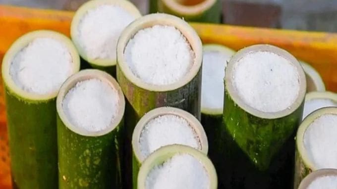 <strong>Korean Bamboo Salt Benefits : કોરિયન બાંબુ મીઠું ખાવાના સ્વાસ્થ્ય લાભ</strong><br>મર્યાદિત માત્રામાં કોરિયન બાંબુ સોલ્ટનું સેવન કરવાથી શરીરને જરૂરી ખનિજો મળે છે. તે પાચનમાં સુધારો કરે છે, હાડકાં અને દાંતને મજબૂત બનાવવામાં મદદરૂપ થાય છે. તે રોગપ્રતિકારક શક્તિમાં પણ સુધારો કરે છે. (Photo: Social Media)