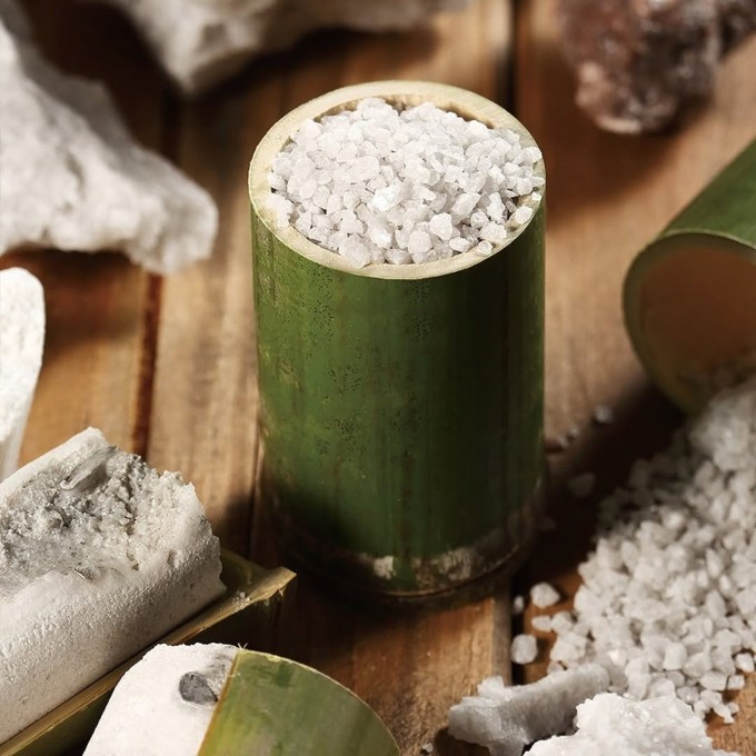 <strong>Korean Bamboo Salt : કોરિયન બાંબુ મીઠુંની ખાસિયત</strong><br>કોરિયન બાંબુ સોલ્ટની ખાસિયત માત્ર કિંમત જ નથી પણ તે બનાવવાની તૈયારીની અનોખી પદ્ધતિ પણ છે. તેને તૈયાર કરવામાં લગભગ 45 થી 50 દિવસ લાગે છે. આ સમય દરમિયાન, મીઠું વાંસની પોલી નળીઓમાં ભરવામાં આવે છે અને ભઠ્ઠીમાં વારંવાર શેકવામાં આવે છે. આ પ્રક્રિયા એક કે બે વાર નહીં પણ નવ વખત કરવામાં આવે છે. દરેક વખતે તેને ખૂબ જ ઊંચા તાપમાને - 800 થી 1,500 ડિગ્રી સેલ્સિયસ સુધી શેકવામાં આવે છે. (Photo: Social Media)