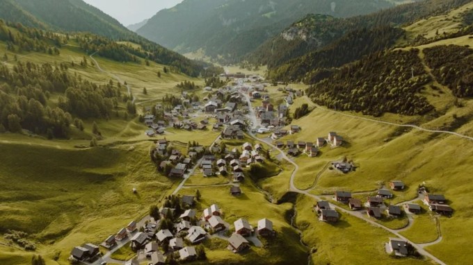 લિક્ટેંસ્ટાઇનના લોકો એકબીજાનો આદર કરે છે. પડોશીઓ એકબીજા સાથે સુમેળમાં રહે છે અને તેમની વચ્ચે શાંતિપૂર્ણ વાતાવરણ રહે છે. (Photo Source: Pexels)