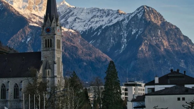 આ દેશમાં અવાજ કરવો અથવા પોતાની સંપત્તિનો દેખાડો કરવો એ અસભ્ય માનવામાં આવે છે. અહીં દેખાડો કરતી સંપત્તિને ખરાબ માનવામાં આવે છે. (Photo Source: Pexels)