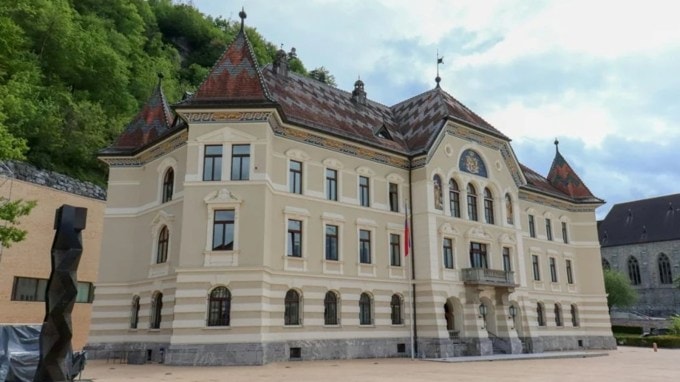 લિક્ટેંસ્ટાઇનની વસ્તી 40,000 થી થોડી વધારે છે. અહીં સેવા ક્ષેત્રમાં કામ કરતા મોટાભાગના લોકો જર્મની અને ઑસ્ટ્રિયાથી રોજ કામ કરવા આવે છે. નાગરિકોને આપવામાં આવતા લાભો સરેરાશ અમેરિકન નાગરિક કરતા 5 ગણા વધુ છે. (Photo Source: Pexels)