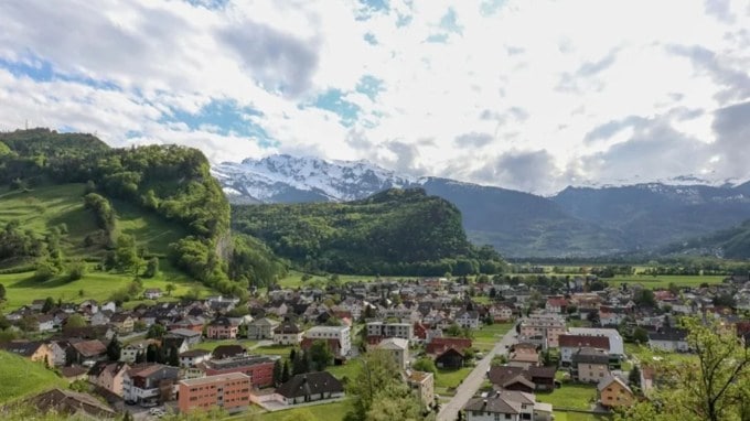 <strong>Liechtenstein country :</strong> જ્યારે દુનિયાના સૌથી ધનિક દેશોની વાત આવે છે ત્યારે સ્વિટ્ઝર્લૅન્ડનું નામ મનમાં સૌથી પહેલા આવે છે. પરંતુ તમને જાણીને નવાઈ લાગશે કે યુરોપમાં એક એવો દેશ છે જેની પાસે ન તો એરપોર્ટ છે, ન તો તેનું પોતાનું ચલણ છે કે ન તો કોઈ સત્તાવાર ભાષા છે. (Photo Source: Pexels)