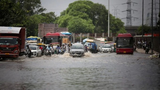 ભારે વરસાદ પછી યમુના નદીનું પાણીનું સ્તર સતત વધી રહ્યું છે, જેના કારણે શહેરના ઘણા વિસ્તારો ડૂબી ગયા છે. (Express Photo by Tashi Tobgyal)