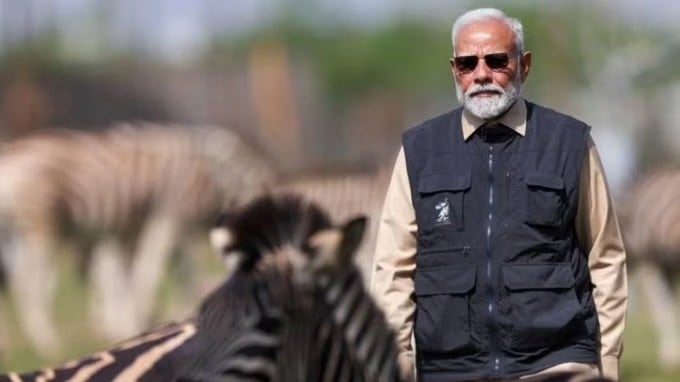 દેશના પ્રધાનમંત્રી નરેન્દ્ર મોદી આજે 75 વર્ષના થયા છે. આ ઉંમરે પણ તેઓ અત્યંત ફિટ અને સક્રિય રહે છે. તેમની ફિટનેસની ઘણીવાર ચર્ચા થાય છે. તેમના જન્મદિવસ નિમિત્તે ચાલો જાણીએ કે તેઓ આ ઉંમરે પણ પોતાને કેવી રીતે ફિટ રાખે છે. (ફોટો: નરેન્દ્ર મોદી/એફબી)
