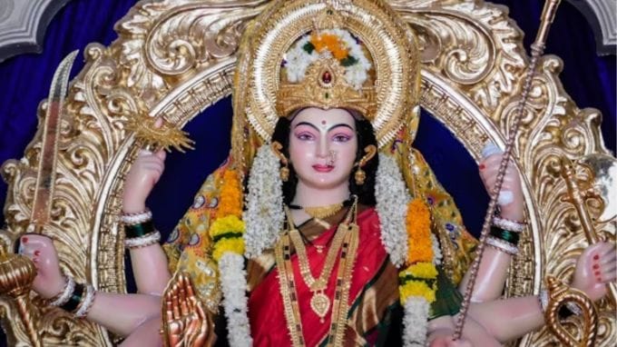 બંને નવરાત્રીઓનું ઊંડું ધાર્મિક મહત્વ છે, પરંતુ આસો નવરાત્રી સમગ્ર ભારતમાં સૌથી વધુ ધામધૂમથી ઉજવવામાં આવે છે. બીજી નવરાત્રી ચૈત્ર નવરાત્રી છે, જે વસંત ઋતુમાં આવે છે. જોકે બંનેનો મુખ્ય વિષય દેવી દુર્ગાની પૂજા છે, તેમનો સમય, પરંપરાઓ અને પ્રતીકાત્મક મહત્વ થોડો અલગ છે.(Photo-unsplash)