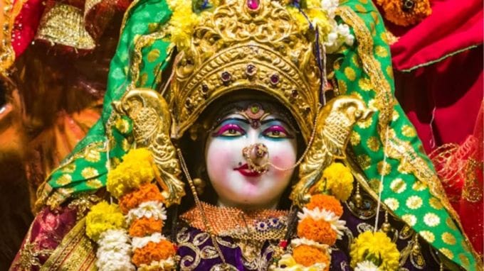 આસો નવરાત્રી સૌથી લોકપ્રિય નવરાત્રી છે. તે આસો મહિનામાં (સપ્ટેમ્બર-ઓક્ટોબર) આવે છે અને શરદ ઋતુની શરૂઆત દર્શાવે છે. તે મહિષાસુર પર દેવી દુર્ગાના વિજયની કથા સાથે સંકળાયેલી છે, જે દુષ્ટતા પર સારાના વિજયનું પ્રતીક છે.(Photo-unsplash)