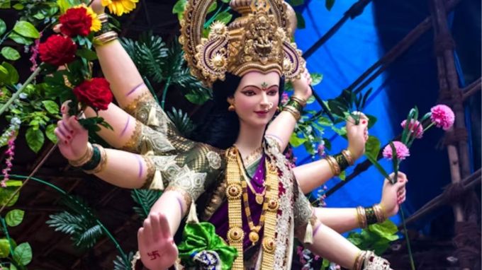 આસો નવરાત્રીના દસમા દિવસને વિજયાદશમી (દશેરા) કહેવામાં આવે છે, જે ભગવાન રામના રાવણ પરના વિજયની યાદમાં પણ ઉજવવામાં આવે છે. આ સમય દરમિયાન સમગ્ર ભારતમાં ભવ્ય ઉજવણી થાય છે - બંગાળમાં દુર્ગા પૂજા પંડાલો શણગારવામાં આવે છે, જ્યારે ગુજરાતમાં ગરબા અને દાંડિયા-રાસ રમાય છે.(Photo-unsplash)