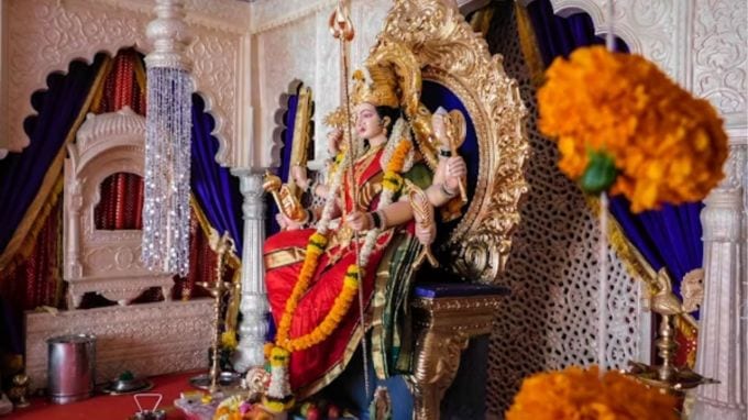 ચૈત્ર અને આસો નવરાત્રી વચ્ચેનો મુખ્ય તફાવત સમય અને ઋતુગત પ્રતીકોમાં રહેલો છે. ચૈત્ર નવરાત્રી વસંત, નવીનતા અને ફળદ્રુપતા દર્શાવે છે, જ્યારે આસો નવરાત્રી પાનખર, લણણી અને સમૃદ્ધિનું પ્રતીક છે. તેમ છતાં, બંને નવરાત્રીઓનો સાર એક જ છે - દેવી દુર્ગા પ્રત્યેની ભક્તિ અને દુષ્ટતા પર સારાનો વિજય.(Photo-unsplash)