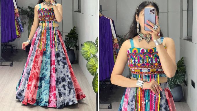 <strong>Navratri 2025 Fashion Trends Looks</strong><br>હાલ સફેદ કલરના ચણિયાચોળીની ફેશન ટ્રેન્ડિંગમાં છે. આ ટુ પીસ ફ્યુઝન ટ્રેડિશનલ ડ્રેસમાં ઘેરદાર ચણિયા સાથે ગામઢી કપડું સ્ટાઇલમાં લોંગ સ્લીવ બ્લાઉઝ બહુ જ સુંદર દેખાય છે. (Photo: radha.fashion.__)