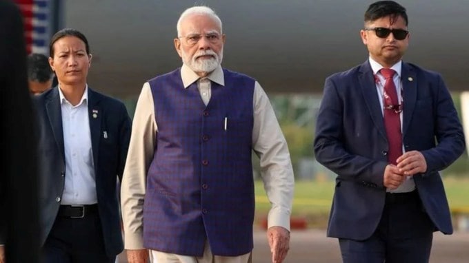 પ્રધાનમંત્રી નરેન્દ્ર મોદી નિયમિતપણે બ્રહ્મ મુહૂર્તમાં જાગે છે. હિન્દુ ધર્મમાં બ્રહ્મ મુહૂર્તનું વિશેષ મહત્વ છે, કારણ કે તે દેવતાઓ અને ઊર્જા સાથે સંકળાયેલ સમય માનવામાં આવે છે. જાગ્યા પછી તેઓ દરરોજ લગભગ 40 મિનિટ યોગ કરે છે, જેમાં સૂર્ય નમસ્કાર (સૂર્ય નમસ્કાર) અને પ્રાણાયામ (શ્વાસ લેવાની કસરત)નો સમાવેશ થાય છે. (ફોટો: નરેન્દ્ર મોદી/એફબી)