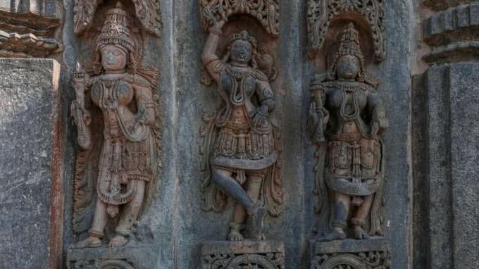 તે સમયે બંગડીઓ પથ્થર, છીપલાં, માટી, ધાતુ, કાચ અને સોના અને ચાંદીમાંથી બનાવવામાં આવતી હતી. વધુમાં પ્રાચીન સમયમાં, દેવી-દેવતાઓ, યક્ષિનીઓની મૂર્તિઓમાં અને કાદંબરી લખાણમાં પણ બંગડીઓનો ઉલ્લેખ છે. બાણભટ્ટની કાદમ્બરીમાં, દેવી સરસ્વતીને બંગડી પહેરાવેલી દર્શાવવામાં આવી છે. (Photo Source: Pexels)