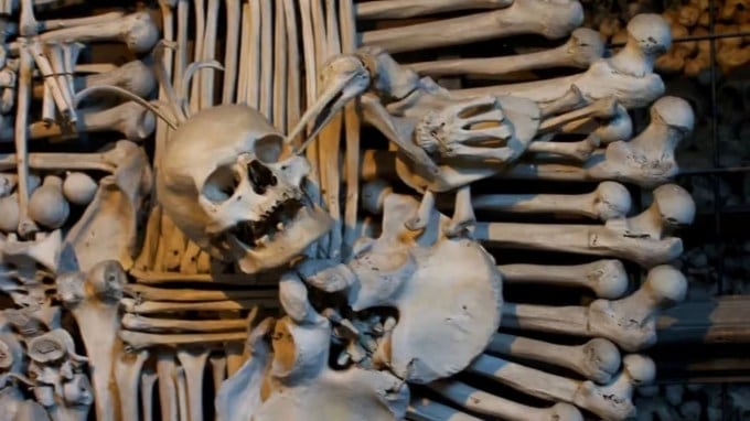 <strong>આ સ્થળ કેવી રીતે ખાસ બન્યું?</strong><br>આ ચર્ચની વાર્તા 13મી સદીથી શરૂ થાય છે. એવું કહેવાય છે કે 1278માં, હેનરી નામના એક સંતને ખ્રિસ્તી ધર્મની પવિત્ર ભૂમિ પેલેસ્ટાઇન (જેરુસલેમ) મોકલવામાં આવ્યા હતા. જ્યારે તેઓ પાછા ફર્યા ત્યારે તેઓ તે સ્થળની થોડી પવિત્ર માટી એક બરણીમાં પોતાની સાથે લાવ્યા હતા, જેને તેમણે સેડલેક કબ્રસ્તાનની જમીન પર વિખેરી દીધી હતી. (Photo Source: Sedlec Ossuary Project/Facebook)