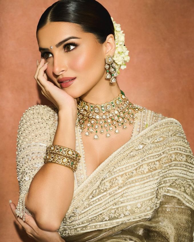 પછી બંને એક ઇવેન્ટમાં સાથે જોવા મળ્યા, જ્યાં તારાએ ચાલતી વખતે વીરને ફ્લાઇંગ કિસ આપી હતી. આ પછી, અભિનેત્રીએ કોઈનું નામ લીધા વિના પોડકાસ્ટમાં પોતાના સંબંધનો સંકેત પણ આપ્યો.