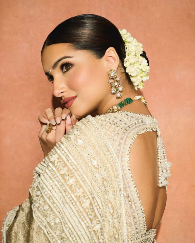 ખરેખર, તાજેતરમાં જ અભિનેત્રીએ તેના ઇન્સ્ટાગ્રામ પર કેટલીક તસવીરો શેર કરી છે, જેમાં વીર પણ તેની સાથે જોવા મળ્યો હતો. વીરે તારાની કમર પર હાથ રાખીને પોઝ આપ્યો હતો, જ્યારે અભિનેત્રી તેના ખભા પર હાથ રાખીને જોવા મળી હતી.