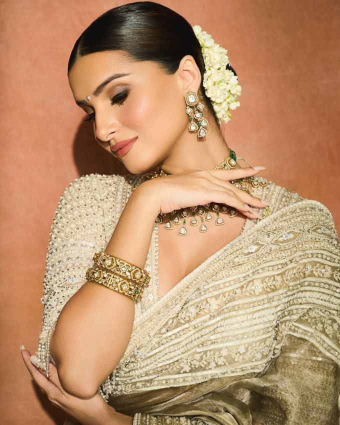 Tara Sutaria Veer Pahariya | તારા સુતારિયા (Tara Sutaria) એ વીર પહારિયા (Veer Pahariya) સાથે ફોટો શેર કર્યોને ચર્ચાનો વિષય બન્યો છે. બોલિવૂડ અભિનેત્રી તારા સુતારિયા આ દિવસોમાં તેના અંગત જીવનને કારણે સમાચારમાં છે. ઘણા સમયથી એવા અહેવાલો આવી રહ્યા છે કે તે અભિનેતા વીર પહાડિયાને ડેટ કરી રહી છે અને તેણે આ અંગે ઘણી વખત સંકેતો આપ્યા છે. 