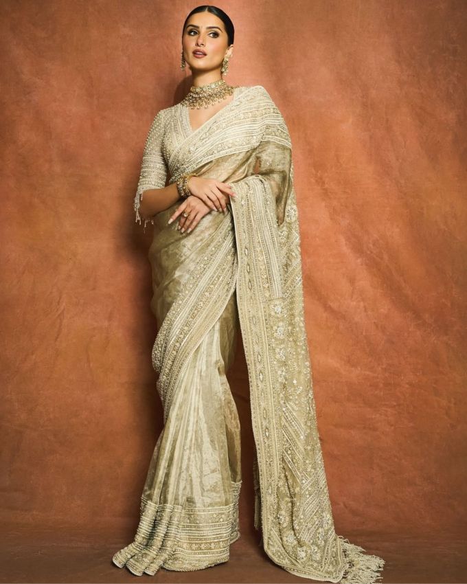 વીરે પોસ્ટ પર બે લાલ હાર્ટવાળા ઇમોજી અને દુષ્ટ આંખનું પ્રતીક બનાવ્યું હતું. તે જ સમયે, એક યુઝરે લખ્યું, "પરંપરામાં સુંદરતા." આ ઉપરાંત કેટલાક લોકોએ તેમને લગ્ન કરવાની સલાહ પણ આપી હતી.