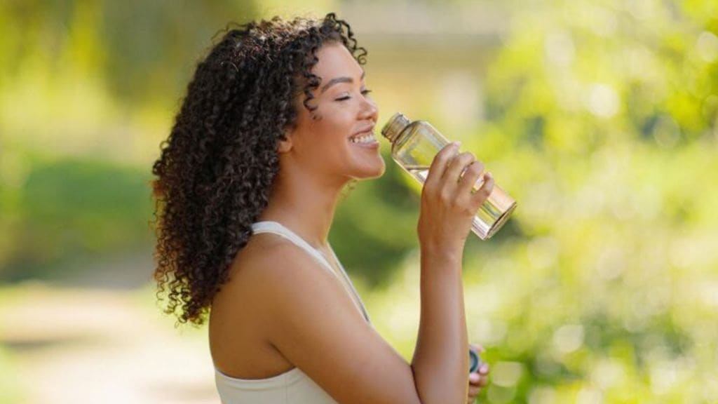The Correct Way To Drink Water | શું ઉભા રહીને પાણી પીવાથી ખરેખર ઘૂંટણને નુકસાન થાય છે? સત્ય અને વૈજ્ઞાનિક તથ્યો જાણો
