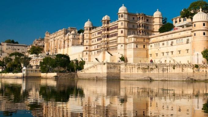 <strong>Udaipur Trip : ઉદયપુર</strong><br>ઉદયપુર રાજસ્થાનનું સૌથી વધુ પ્રખ્યાત પ્રવાસ સ્થળ છે, જ્યારે દર વર્ષે દેશ વિદેશ માંથી લાખો પ્રવાસીઓ આવે છે. લેક સિટી નામ પ્રખ્યાત ઉદયપુરમાં સિટી પેલેસ, પિછોલા લેક, ચેતન ગાર્ડન, સહેલી બાગ, બાગોર કી હવેલી સહિત ઘણા ઐતિહાસિક જોવાલાયક સ્થળો છે. (Photo: Rajasthan Tourism)