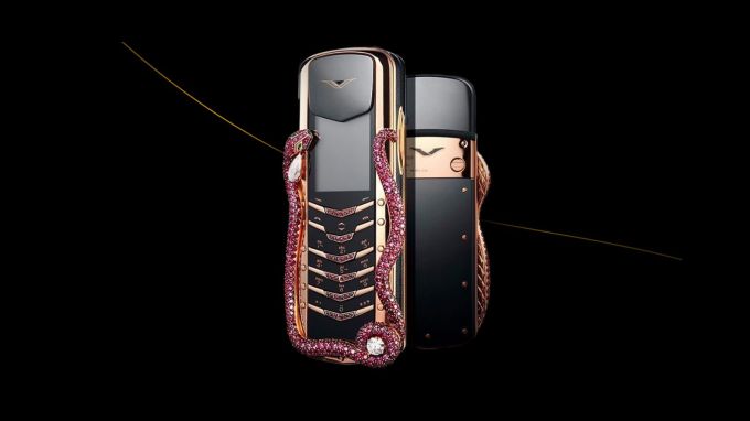 <strong>Vertu Signature Cobra</strong><br>આ ફોન પર કોબરાની ડિઝાઇન બનેલી છે અને તેમા 439 હીરા જડેલા છે. એવું કહેવાય છે કે, લોકપ્રિય હોલીવુડ સ્ટાર અને અબજોપતિઓમાં આ ફોનનો જબરદસ્ત ક્રેઝ છે. Vertu કંપની હંમેશાથી લક્ઝુરીયસ ફોન બનાવવા માટે પ્રખ્યાત છે. (Photo: Social Media)