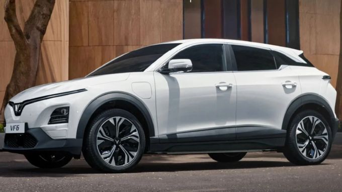 <strong>Vinfast VF6 : વિનફાસ્ટ વીએફ 6 (6 સપ્ટેમ્બર લોન્ચ થશે)</strong><br>વિનફાસ્ટ VF7ની સાથે જ કંપની નાની EV વિનફાસ્ટ VF6 પણ લોન્ચ કરશે. તેમાં 59.6kWhની બેટરી અને 204hpની FWD મોટર મળશે. તેની WLTP રેન્જ480 કિમી જણાવી છે. ફીચર્સમાં મોટી ટચસ્ક્રીન, ગ્લાસ રૂફ અને એડીએએસ સામેલ હશે. તેની કિંમત ₹20-25 લાખની વચ્ચે હશે અને તે ટાટા કર્વ ઇવી અને હ્યુન્ડાઇ ક્રેટા ઇલેક્ટ્રિક જેવી કંપનીઓને ટક્કર આપશે. (Photo: Jansatta)