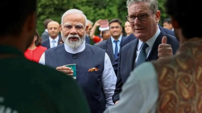<strong>તેમનો આહાર કેવો છે?</strong><br>પ્રધાનમંત્રી નરેન્દ્ર મોદીને સાત્વિક ખોરાક ગમે છે. તેમને ખાસ કરીને ગુજરાતી ખીચડી ગમે છે. તે હલકી અને પચવામાં સરળ છે. તેમને ઉપમા પણ ગમે છે. બિહારમાં એક સભામાં તેમણે મખાનાનો પણ ઉલ્લેખ કર્યો અને કહ્યું કે તેમને નાસ્તામાં આ સુપરફૂડ ખાવાનું ગમે છે. (ફોટો: નરેન્દ્ર મોદી/એફબી)