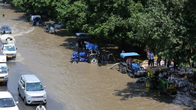 ટ્રાફિક ખોરવાઈ ગઈ છે, દિલ્હી સચિવાલય અને ઘણી સરકારી કચેરીઓની આસપાસ પણ પાણી ઘૂસી ગયું છે. મેટ્રો સ્ટેશન તરફ જતા રસ્તાઓ બંધ છે. (Express Photo by Tashi Tobgyal)