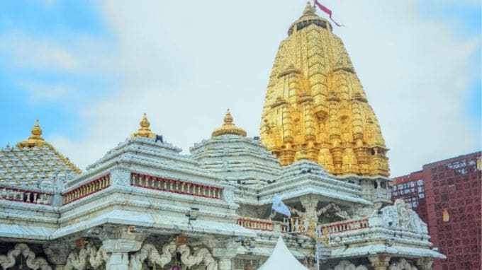 સામાન્ય રીતે લોકો અંબાજીમાં અંબે માતાના દર્શન કરવા જતા હોય છે. પરંતુ લોકોને ભાગ્યે જ ખબર હશે કે અંબાજીમાં અંબાજી મંદિર સિવાય આસપાસના ફરવા અને જોવાલાયક સ્થળો પણ આવેલા છે. જ્યાં પરિવાર અને બાળકો સાથે ફરવા જઈ શકાય છે.બાળકોને આ જગ્યાઓ ફરવાની મજા પડી જશે.(photo-Social media)