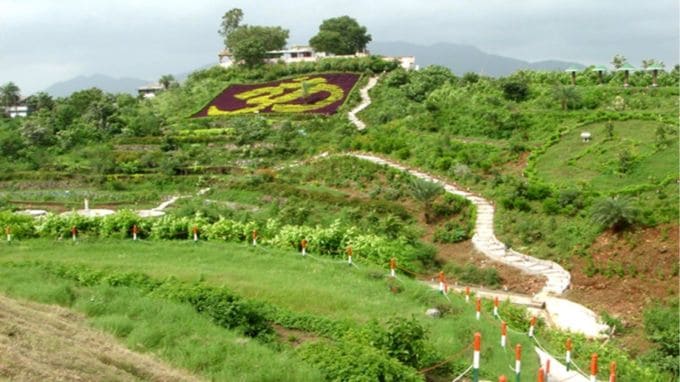 માંગલ્ય વન – કૈલાશ ટેકરી : અંબાજીમાં જ માંગલ્ય વન કૈલાશ ટેકરી આવેલું છે. માંગલ્ય વન અંબાજી મંદિરથી દોઢ કિલોમીટર ખેડબ્રહ્મા હાઈવે પર આવેલું છે. કૈલાસ ટેકરી અને માંગલ્ય વન જળાશયોથી ઘેરાયેલી છે. વનને વન વિભાગ દ્વારા વિકસાવવામાં આવ્યો હતો અને તેના યુએસપી અંદર એક અનન્ય રાશી વન (જ્યોતિષીય બગીચો) અને છોડનો બગીચો છે. જે લોકો માંગલ્ય વનમાં આવે છે તેઓ નિશ્ચિતરૂપે સૂર્યનાં ચિહ્નો પર છોડની અસરો વિશે પૂછપરછ કરે છે અને ઘરે પાછા ફર્તા એક રોપો કે તેમના રાશિ તરફેણ કરવા માંગે છે. 12 રાશિ ચિહ્નોમાંના દરેકને ત્રણ છોડ આપવામાં આવ્યા છે.(Photo- banaskantha.nic.in)