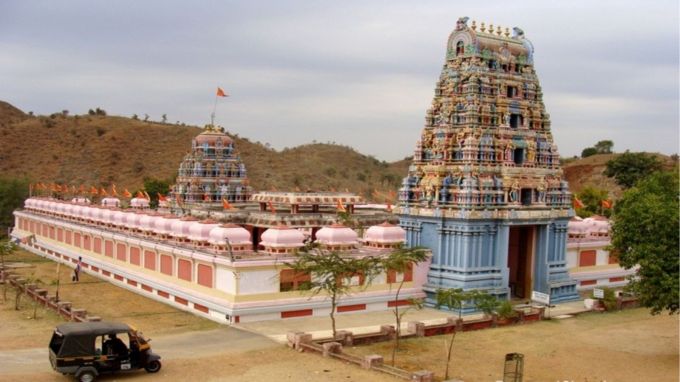 કામાક્ષિ મંદિર : કામાક્ષિ મંદિર કામાક્ષિદેવી ટેંપલ કોમ્પ્લેક્સમાં સ્થિત કરે છે, જે ખેડબ્રહ્મા હાઇવે પર અંબાજીથી ૧ કિમી દૂર આવેલું છે. 51 શક્તિપીઠો અને કોસ્મિક પાવરનું કેન્દ્ર આ સંકુલમાં પુનઃનિર્માણ અને સ્થાપિત કરેલ છે જેથી મહાન શક્તિ સંપ્રદાય અને આદ્યશકિતમાતાના વિવિધ અવતાર વિશે મુલાકાતીઓ અને ભક્તોને સંપૂર્ણ માહિતી પૂરી પાડી શકાય.(Photo- banaskantha.nic.in)