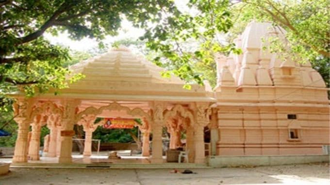 બાલારામ મહાદેવ મંદિર : અંબાજી માતાજીના દર્શન કરીને તમે પરિવાર સાથે બાલારામ મંદિરના દર્શન કરવા જઈ શકો છે. નદી કિનારે આવેલા આ મંદિર કુદરતી સૌંદર્યથી ભરપૂર સ્થળ પર આવેલું છે. બનાસકાંઠા જિલ્લાનાં મુખ્ય મથક પાલનપુરથી 12 કિલોમીટર દૂર બાલારામ મહાદેવનું પવિત્ર મંદિર આવેલું છે.નવાબોનાં મહેલો અને હિન્દુ મંદિરો પણ જોવલાયક છે.(Photo- banaskantha.nic.in)