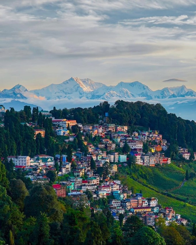 <strong>Darjeeling : દાર્જલિંગ</strong><br>પશ્ચિમ બંગાળનું પ્રખ્યાત હિલ સ્ટેશન દાર્જલિંગ પહાડોની રાણી કહેવાય છે. અહીંથી બરફાચ્છાદિત હિમાયલના પહાડ, વાદળ અને ગાઢ ધુમ્મસ, પ્રાચીન બૌદ્ધ મઠ પ્રવાસીઓને ખેંચી લાવે છે. અહીં પ્રવાસીઓને અદભુત શાંતિનો અનુભવ થાય છે. (Photo: Social Media)