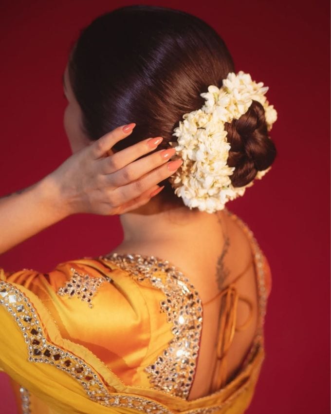 <strong>અવનીત કૌર હેરસ્ટાઇલ : </strong>અવનીત કૌર ગોલ્ડન કલર આઉટફિટમાં સિમ્પલ બન હેરસ્ટાઇલ સાથે લુક કંપ્લીટ કર્યો છે જેમાં તેણે વાઈટ ગજરો લગાવ્યો છે, જે આઉટફિટ સાથે કોન્ટ્રાસ્ટ ટચ આપે છે અને ગ્લેમરસ લુક લાગે છે.