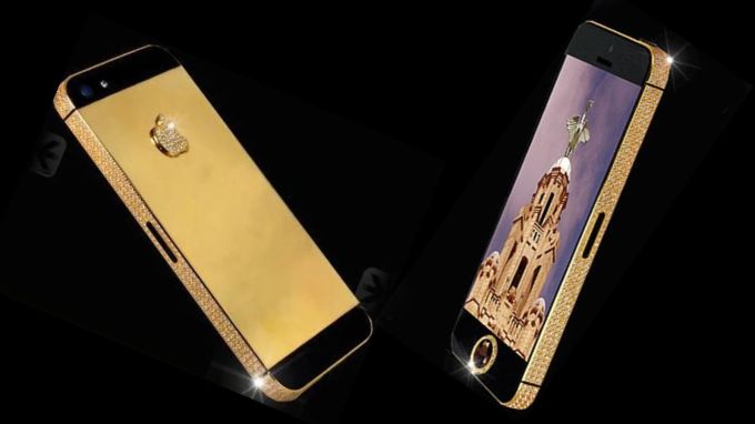 <strong>iPhone 5 Black Diamond Edition by Stuart Hughes</strong><br>દુનિયાના સૌથી મોંઘા ફોનની યાદીમાં બીજા નંબર પર iPhone 5 Black Diamond Edition છે. લગભગ 100 કરોડ રૂપિયાની કિંમત (લગભગ 15 મિલિયન ડોલર) વાળા આ ફોન એક બ્લેક ડાયમંડ, એક સફાયર ગ્લાસ સ્ક્રીન અને 24 કેરટ ગોલ્ડથી જડિત છે. એવું કહેવાય છે કે, આ ફોન એક ચાઇનીઝ વેપારી પાસે છે, જેને પોતાની માટે સૌથી ખાસ આઈફોન વાપરવાની ઇચ્છા હતી. (Photo: Social Media)