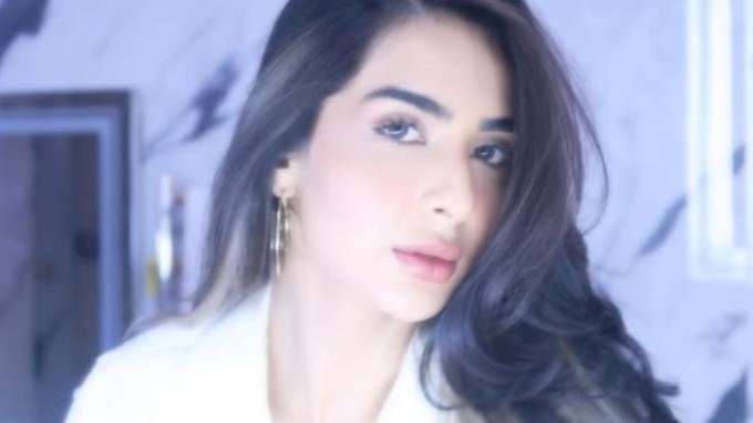 <strong>કાશ્મીરની યુવતી સાથે અફેરની અફવા</strong> : ભારતીય ટી-20 ટીમમાં નિયમિત સ્થાન બનાવનાર અભિષેક શર્મા ટીમ ઈન્ડિયાનો ચાર્મિંગ બોય છે અને હવે તેની પાસે નામ-પ્રસિદ્ધિ પણ છે. આકર્ષક ચહેરા ધરાવતો અભિષેક ઘણા યચુવા દિલોની ધડકન છે, પરંતુ તેનું દિલ લૈલા ફૈઝલ નામની કાશ્મીરી છોકરી માટે ધબકે છે. (તસવીર - લૈલા ફઝલ ઇન્સ્ટાગ્રામ)