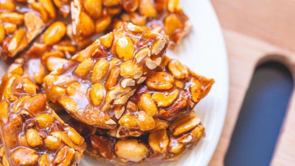 માત્ર 2 વસ્તુથી બનાવો ક્રન્ચી અને સ્વાદિષ્ટ સીંગ ચીક્કી, જાણો રેસીપી