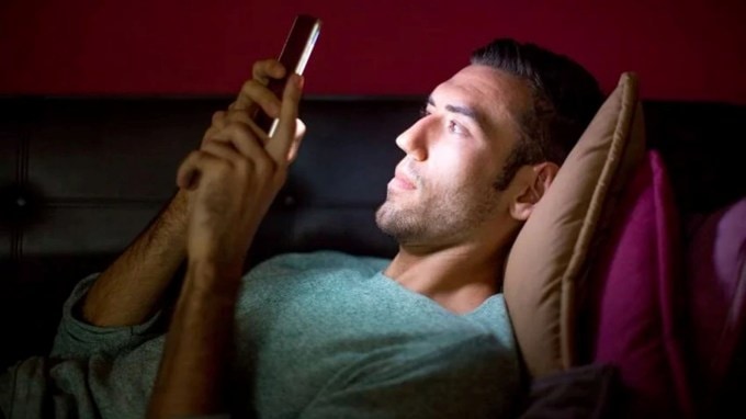 <strong>How to overcome Reel addiction: </strong>સોશિયલ મીડિયાના યુગમાં, રીલ્સ એકદમ સામાન્ય છે. આપણે થોડી મિનિટો માટે આપણા ફોન ઉપાડીએ છીએ પરંતુ કલાકો ક્યાં જતા રહે છે આપણને ખ્યાલ જ આવતો નથી. વધુ પડતો સ્ક્રીન સમય આપણા સ્વાસ્થ્ય પર નકારાત્મક અસર કરે છે. રીલ્સ જોવાનું આનંદ જેવું લાગે છે, પરંતુ તે ધીમે ધીમે વિવિધ બીમારીઓ તરફ લઇ જાય છે. ચાલો જોઈએ કે રીલ્સ જોવાથી આપણા સ્વાસ્થ્ય પર કેવી અસર પડે છે અને તેને કેવી રીતે છૂટકારો મેળવવો. (Photo: Freepik)