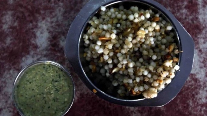 <strong>ભારતમાં કેવી રીતે પહોંચ્યા?</strong> : વર્ષ 1880-85ની વચ્ચે ત્રાવણકોરમાં ભયંકર દુષ્કાળ પડ્યો હતો, જેના કારણે ત્યાં ખાવા-પીવાની અછત સર્જાઈ હતી. ત્રાવણકોરના તત્કાલીન મહારાજા વિશાખમ થિરુનલ રામા વર્માએ તેમના સલાહકારોને વૈકલ્પિક ખાદ્ય પદાર્થોની વ્યવસ્થા કરવા કહ્યું હતું. સાબુદાણાને ચોખાના વિકલ્પ તરીકે રજૂ કરવામાં આવ્યો હતો અને તે પછીથી સમગ્ર ભારતમાં લોકપ્રિય બન્યા હતા. કેરળમાં સાબુદાણાનો વ્યાપકપણે ઉપયોગ થાય છે. કેરળના લોકો નાસ્તા અને બપોરના ભોજનમાં વિવિધ પ્રકારની સાબુદાણાની વસ્તુઓ ખાય છે.(Photo: Indian Express)